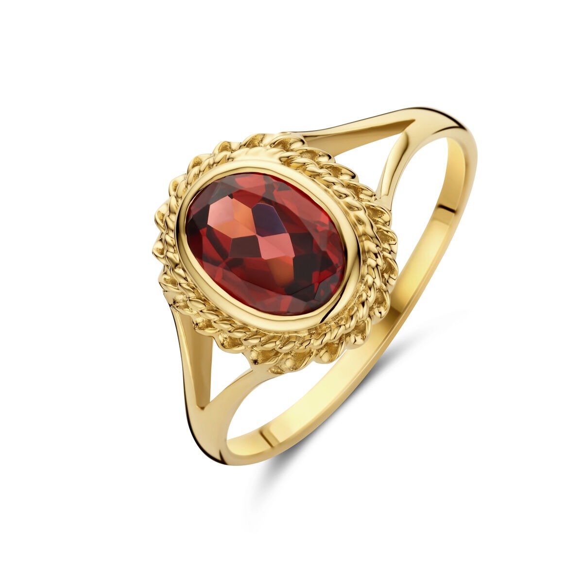 Geelgouden ring met een ovale, facetterende granaat in een gedetailleerde, gevlochten setting.