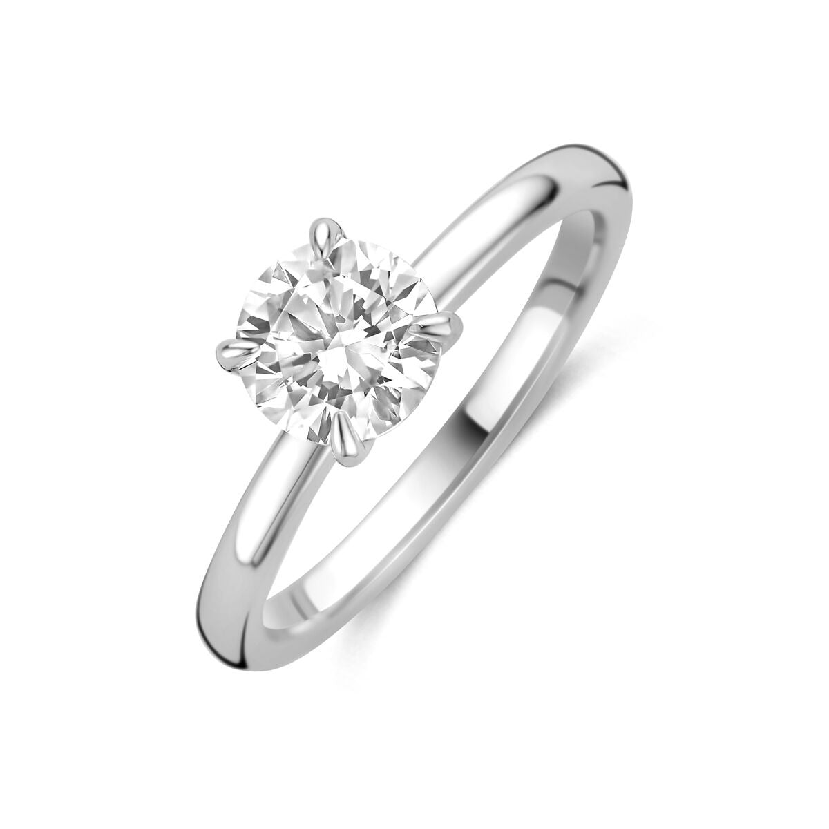 Zilveren solitaire ring met een heldere zirkonia van 6,5 mm op een gladde band.