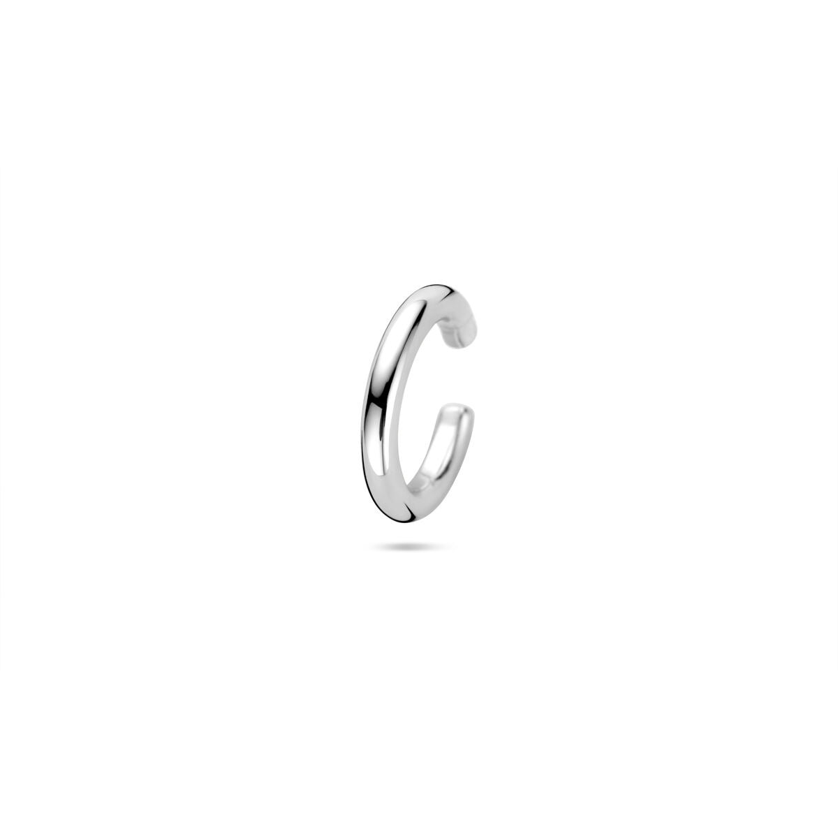 Zilveren gerhodineerde ear cuff met een strakke, minimalistische vorm.