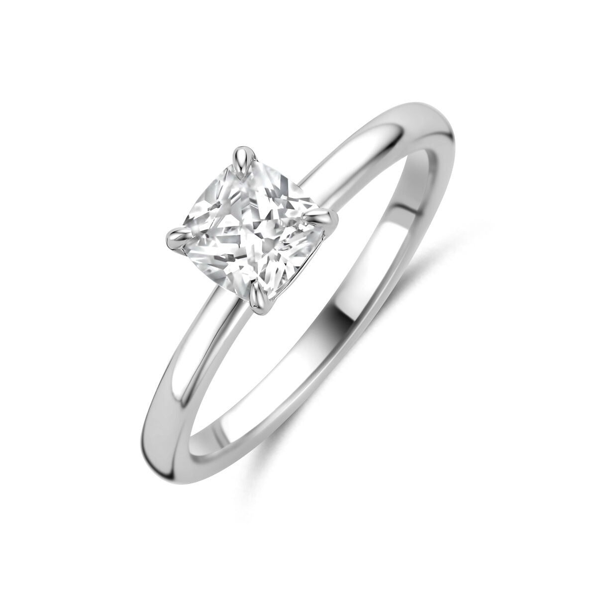 Zilveren solitaire ring met een briljant geslepen zirkonia van 5,5 mm in een eenvoudige setting.