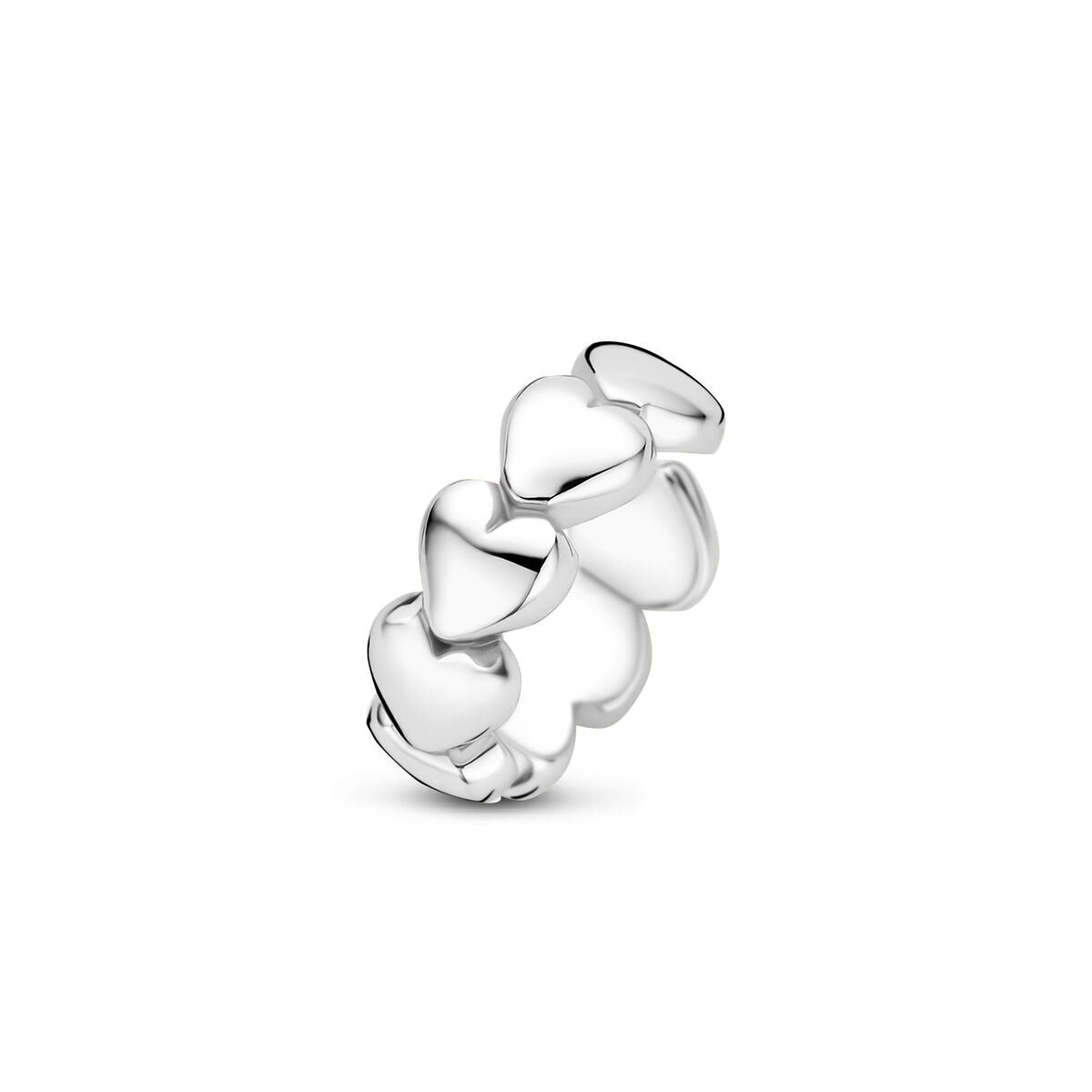 Zilveren ear cuff met een schakelontwerp van hartjes.