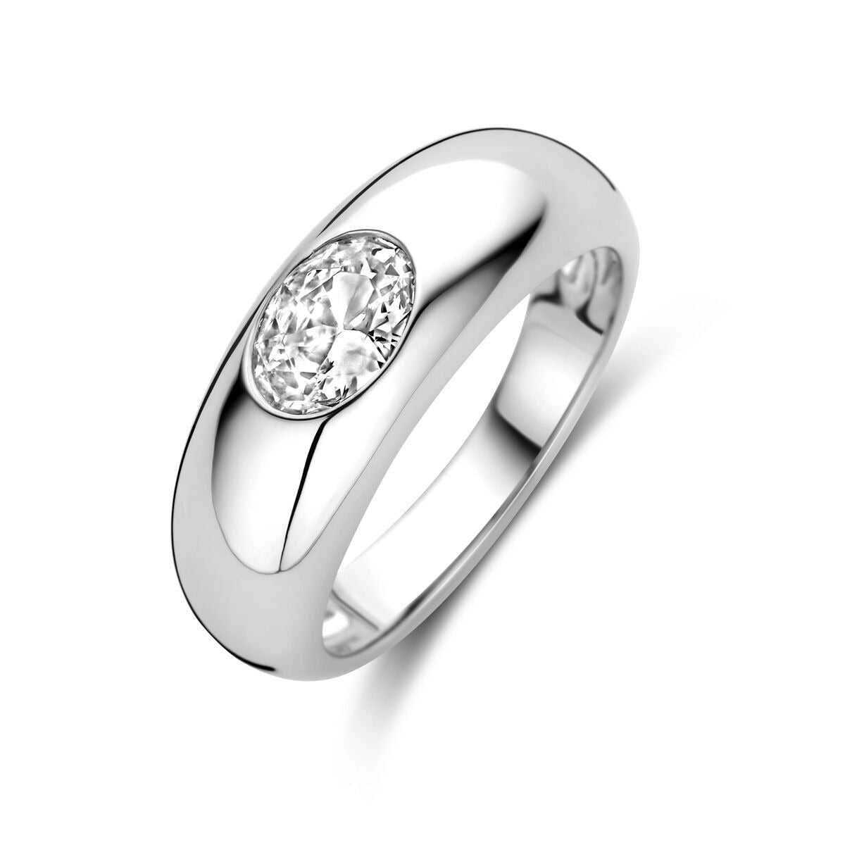 Zilveren damesring van gerhodineerd 925 zilver met een ovale zirkonia, 7,5 mm breed.