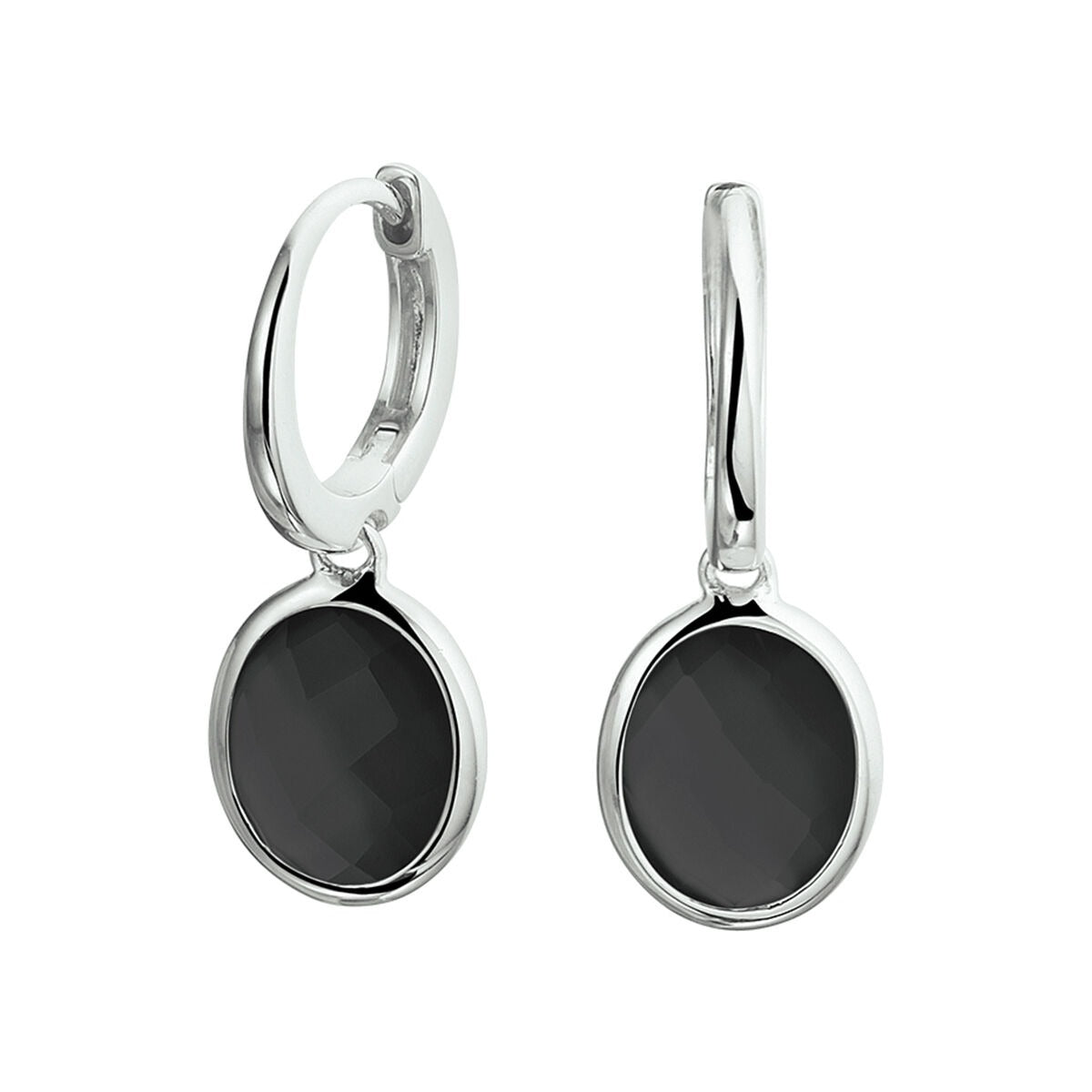Zilveren oorringen met gerhodineerde afwerking en zwarte onyx hangers in een ovale vorm.