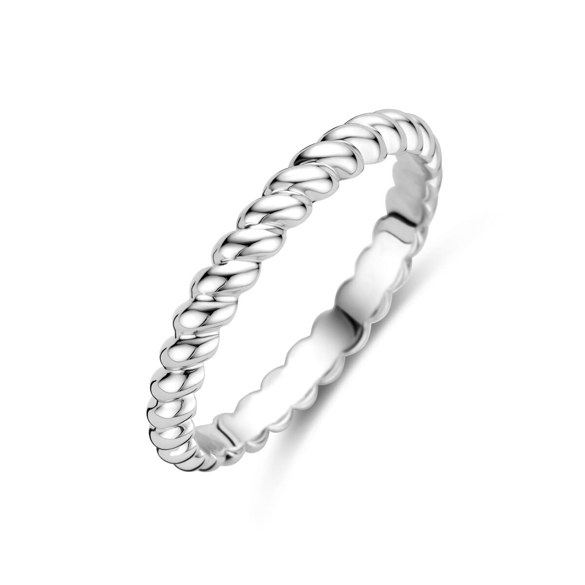 Zilveren damesring van gerhodineerd 925 zilver met een gedraaid ontwerp en een breedte van 3 mm.