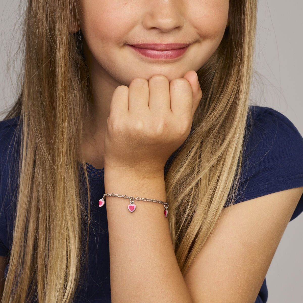 Zilveren kinder armband met hartjes – gerhodineerd en geëmailleerd