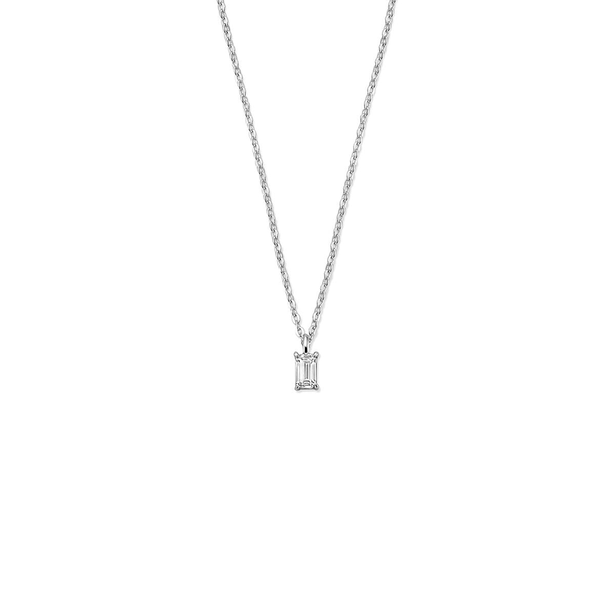 Zilveren collier met een emerald-cut zirkonia hanger aan een fijne ketting.
