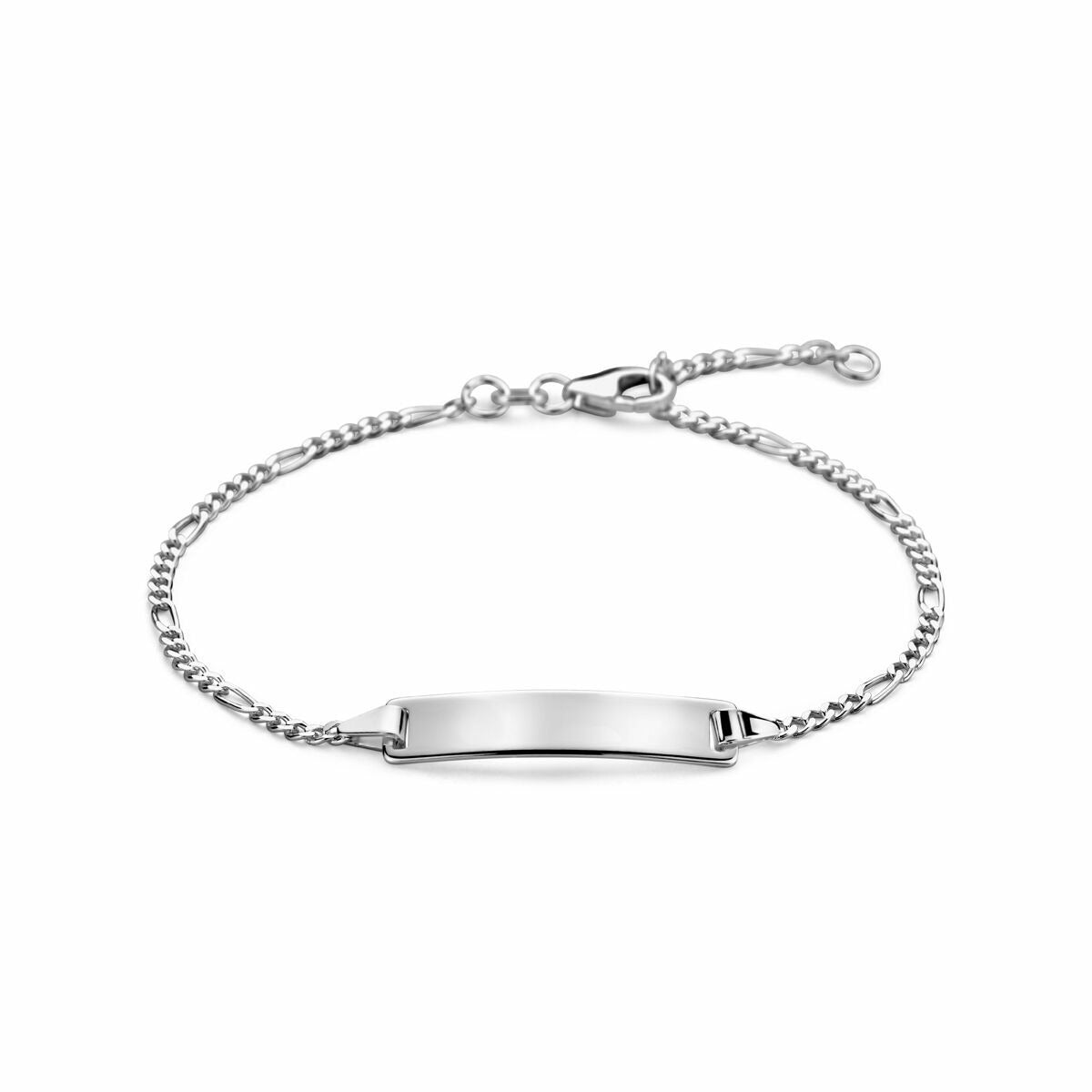 Zilveren dames graveerarmband met een rechthoekige plaat en een figaro schakelpand.