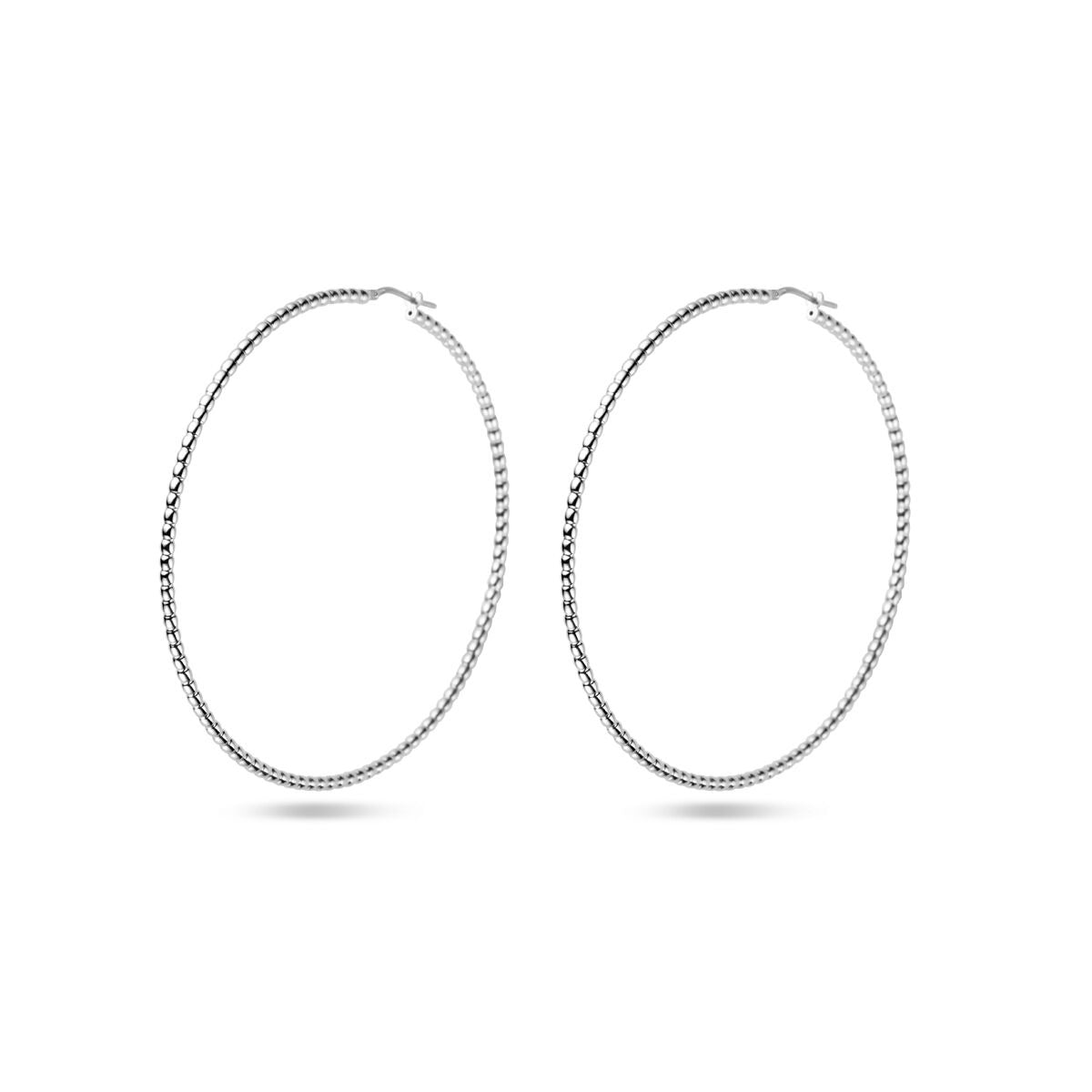 Zilveren gerhodineerde oorringen van 925 zilver met een diameter van 75 mm en een gladde afwerking.