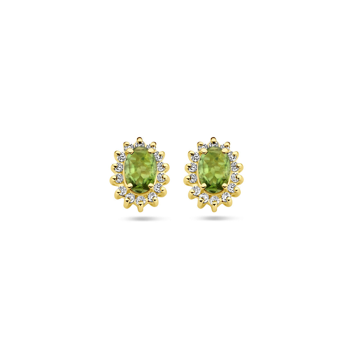 Geelgouden oorknoppen met groene toermalijn en omlijsting van kleine diamanten.