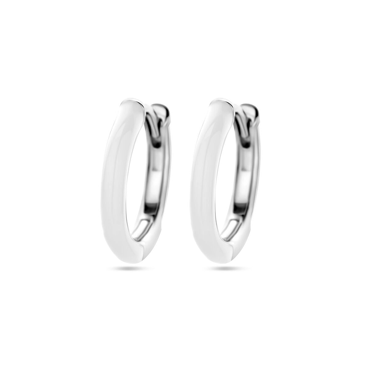 Gerhodineerde zilveren klapoorringen met een witte emaille afwerking en een strakke, moderne vorm.
