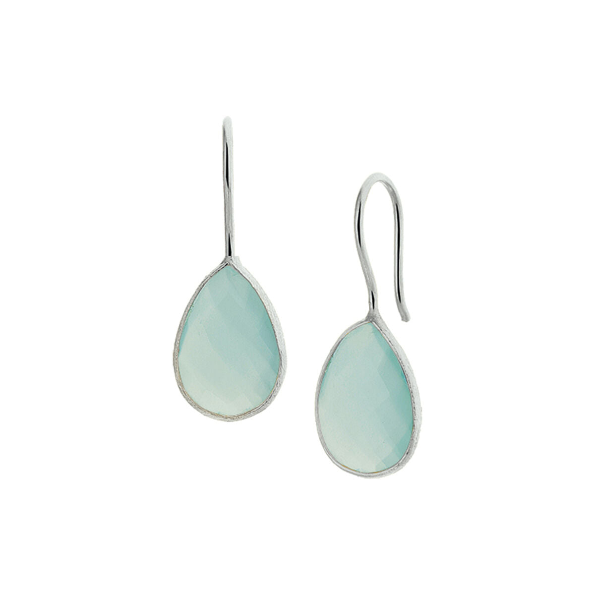 Zilveren druppelvormige oorhangers met groene chalcedoon in entourage zetting.