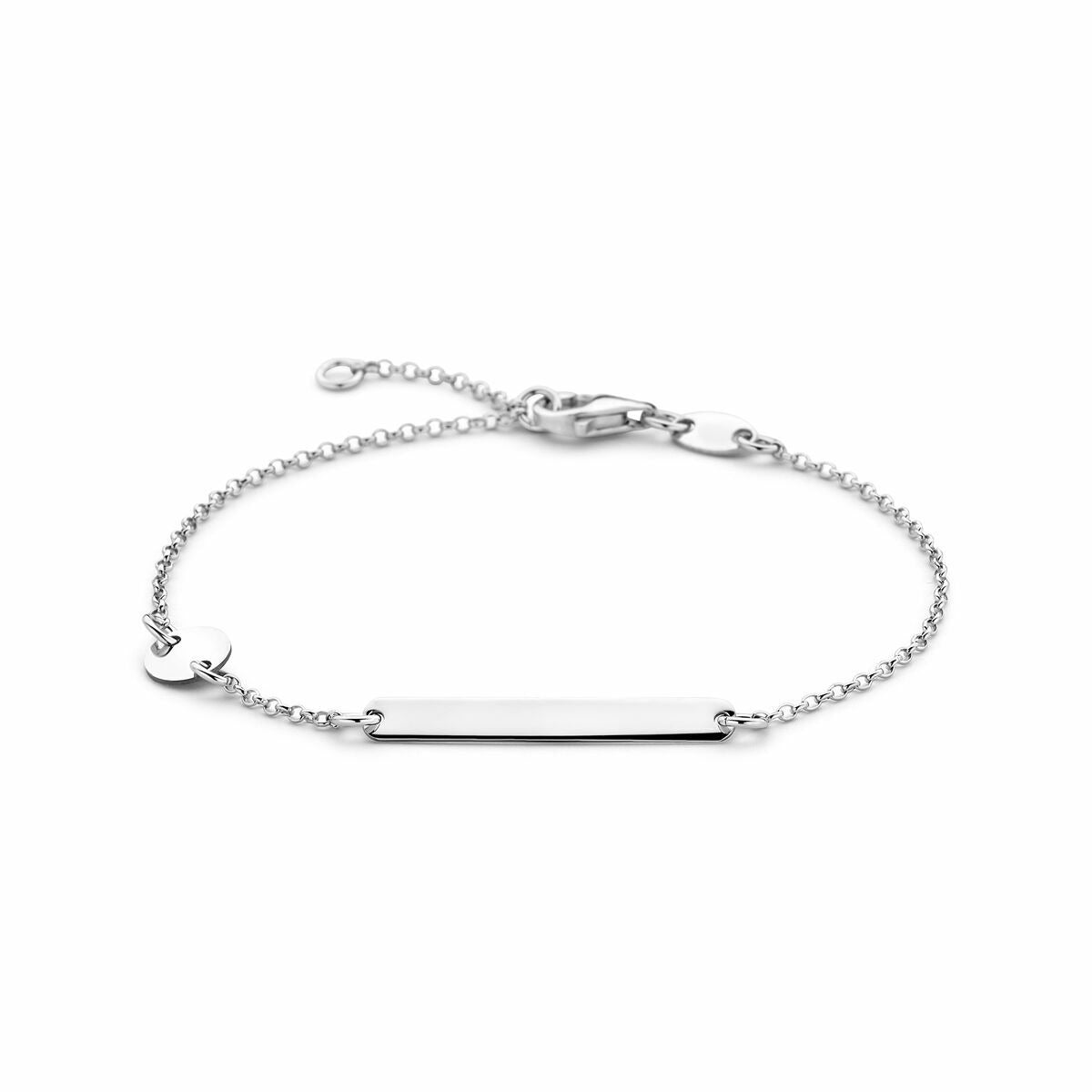 Gerhodineerde zilveren dames graveerarmband met een rechte, gladde plaat en een cirkelvormige sluiting.