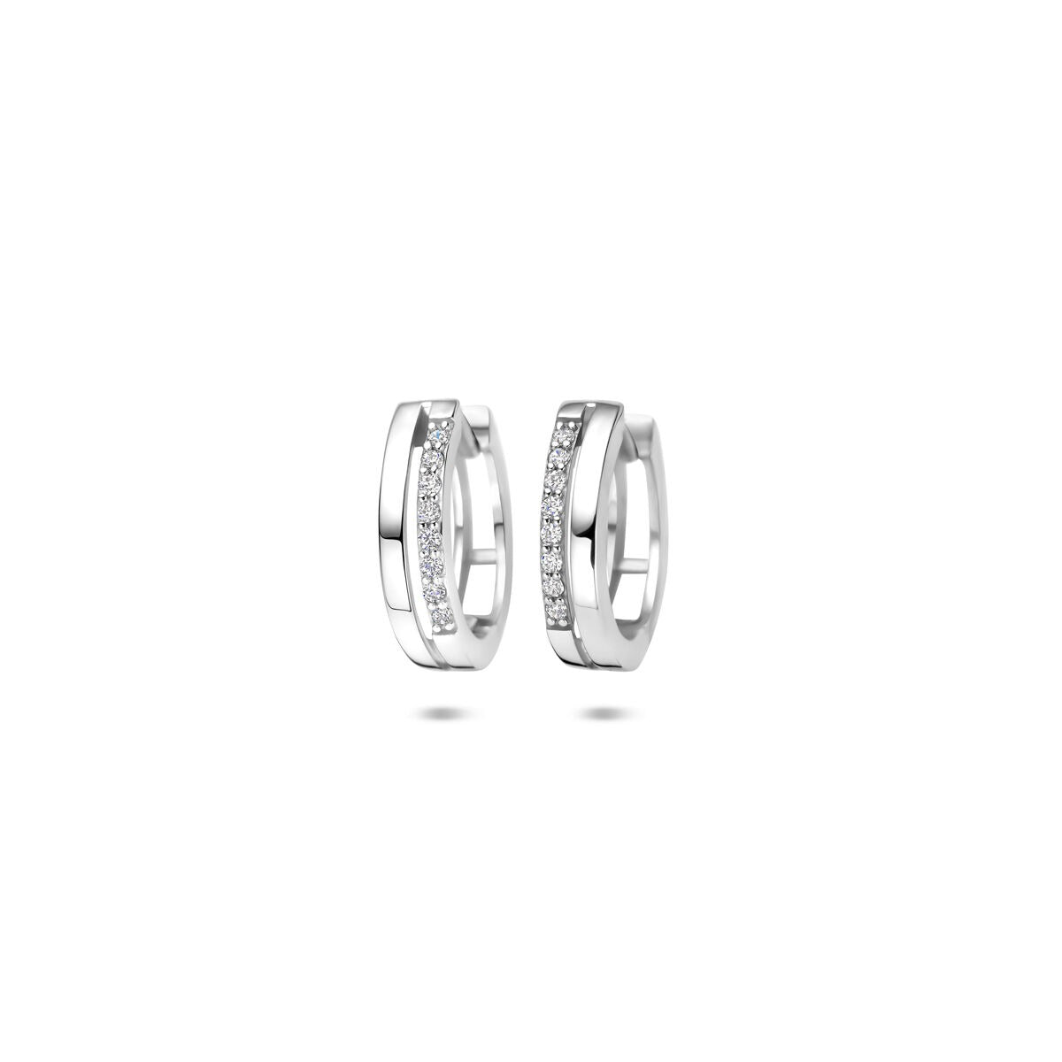 Zilveren klapoorringen van gerhodineerd 925 zilver met een rij zirkonia-steentjes aan de voorkant.