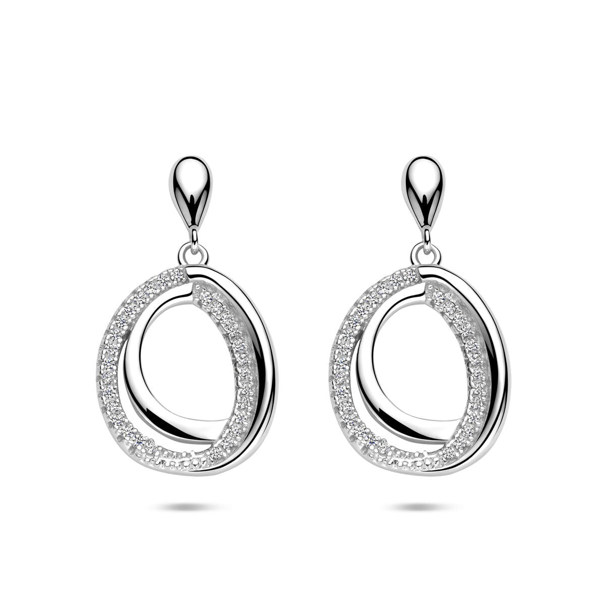 Zilveren oorhangers van gerhodineerd 925 zilver met een zirkonia entourage in een dubbele ovale vorm.