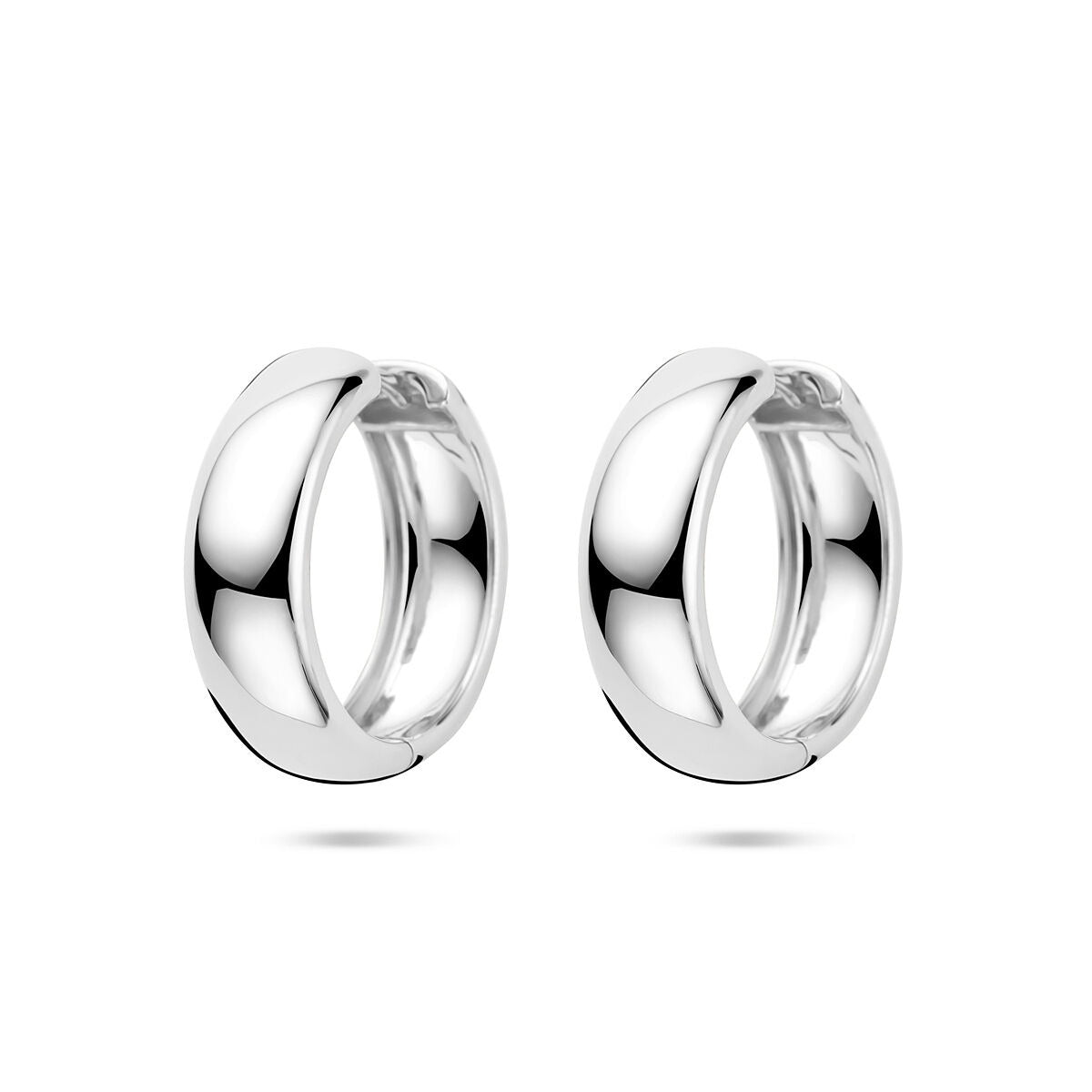 Zilveren gerhodineerde oorringen met een breedte van 8 mm en een hoogte van 25 mm, met een glanzende afwerking.