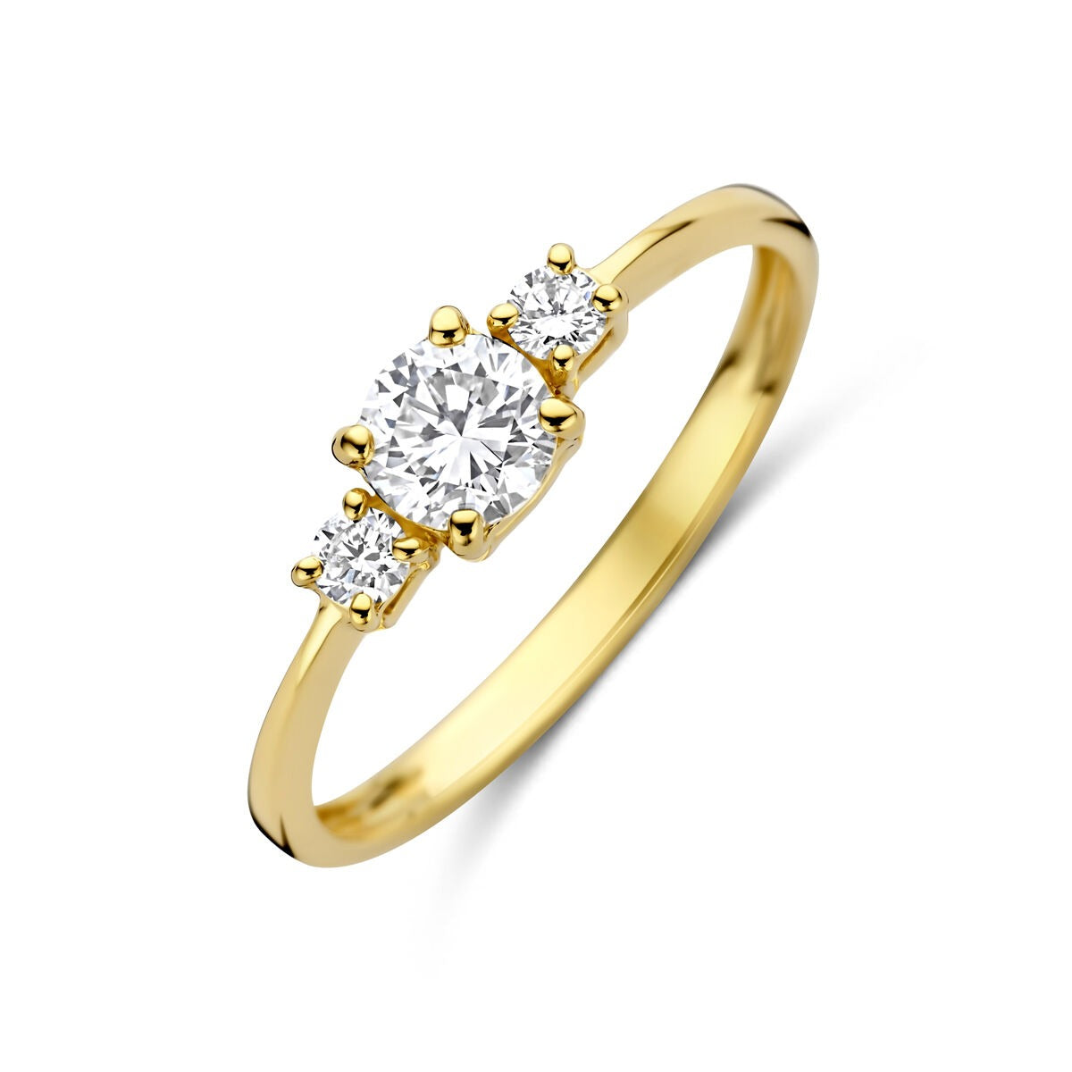 Geelgouden ring met een grote lab grown diamant in het midden en twee kleinere diamanten aan weerszijden.
