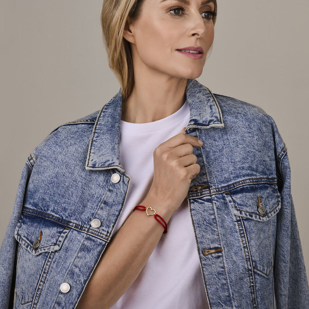 Rode satijnen dames armband met 14k geelgouden hartje – Statement van liefde in warm rood en goud