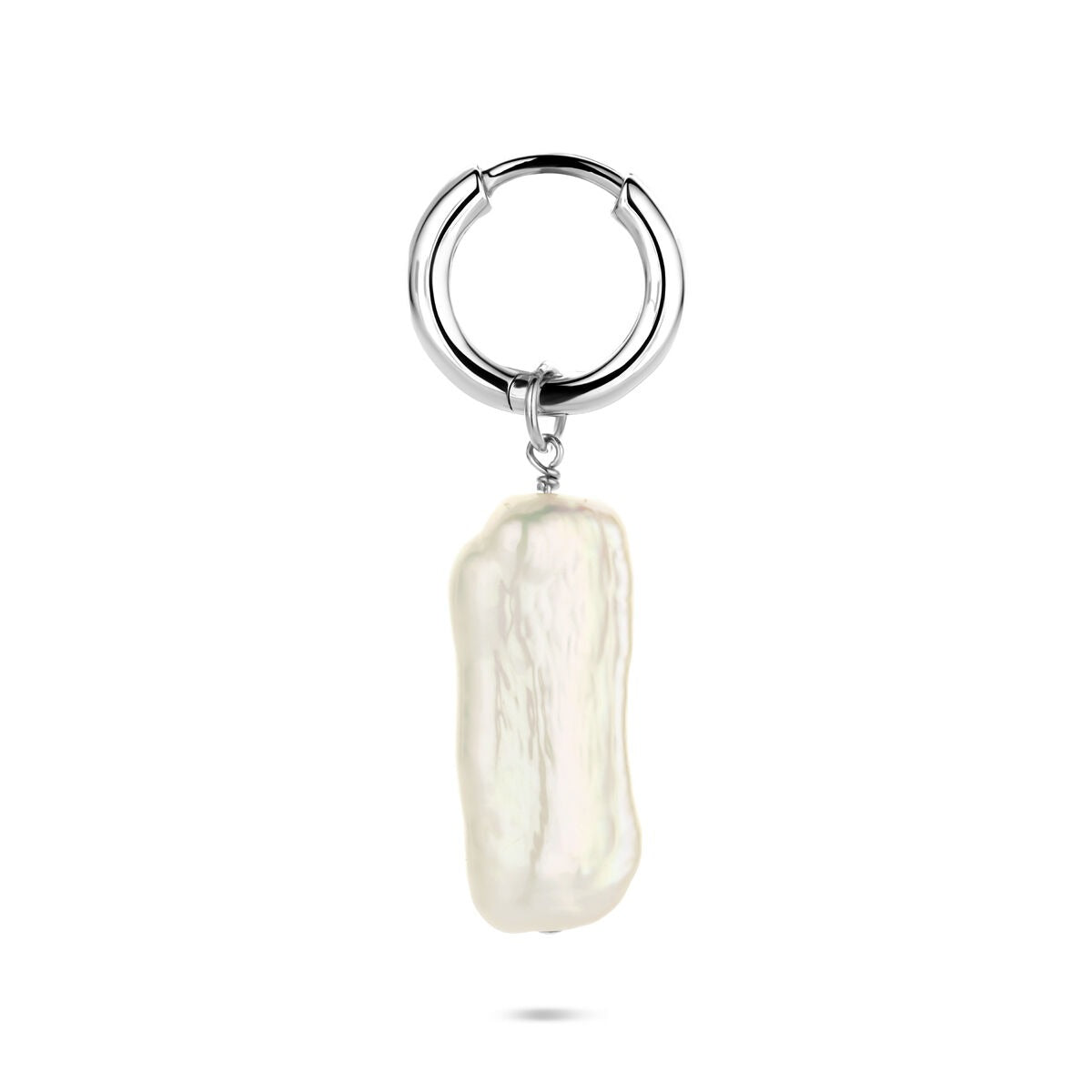 Gerhodineerde zilveren oorring met een grote, onregelmatige parel, 26 mm.
