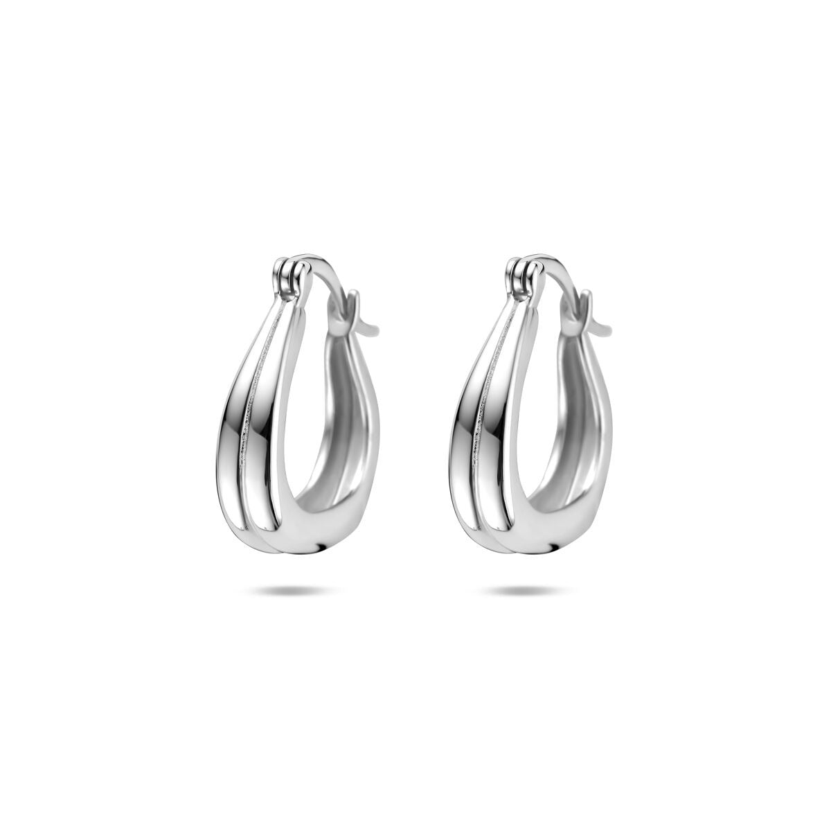 Zilveren oorringen van gerhodineerd 925 zilver met een golvende, moderne vormgeving.