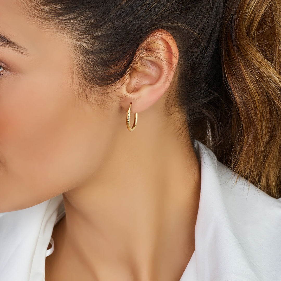 Geelgouden oorringen met gediamanteerde buis – 14k