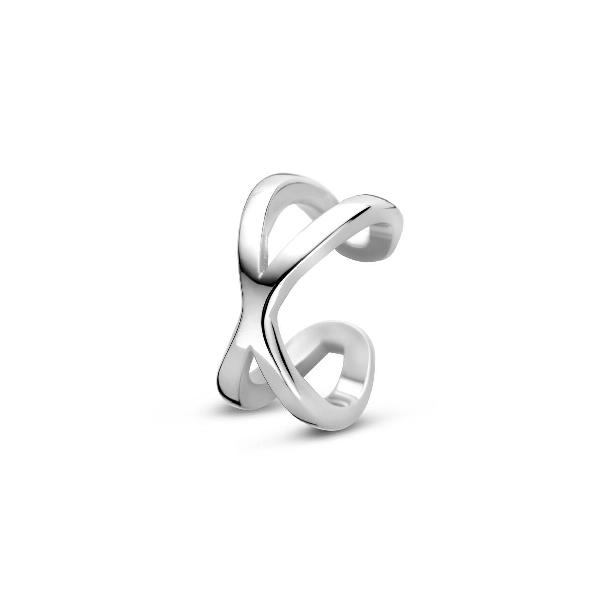 Zilveren ear cuff met een moderne, opengewerkte X-vorm en een glanzende gerhodineerde afwerking.
