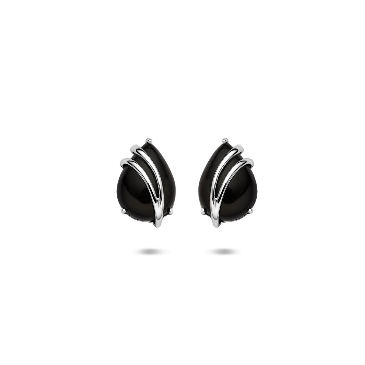 Zilveren oorknopjes van gerhodineerd 925 zilver met een onyx steentje in een elegante, golvende vorm.
