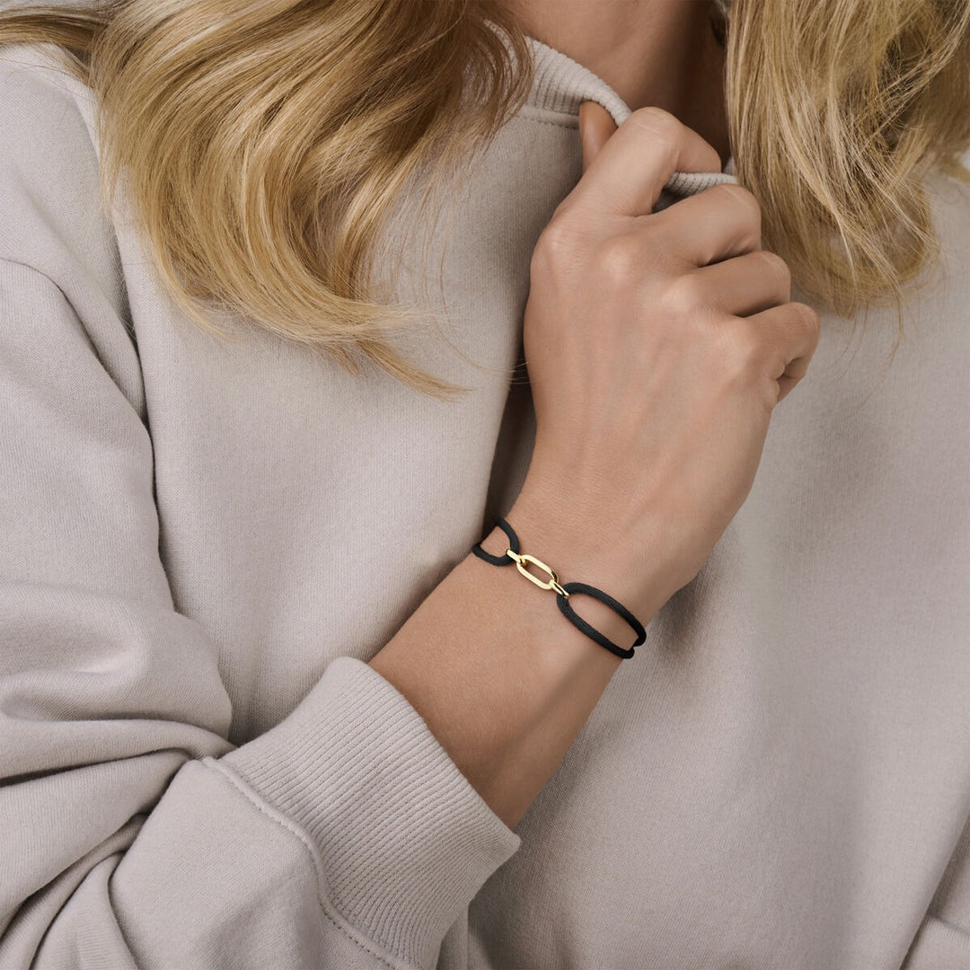 Zwart gevlochten dames armband met 14k geelgouden schakel – verstelbaar 13-26 cm