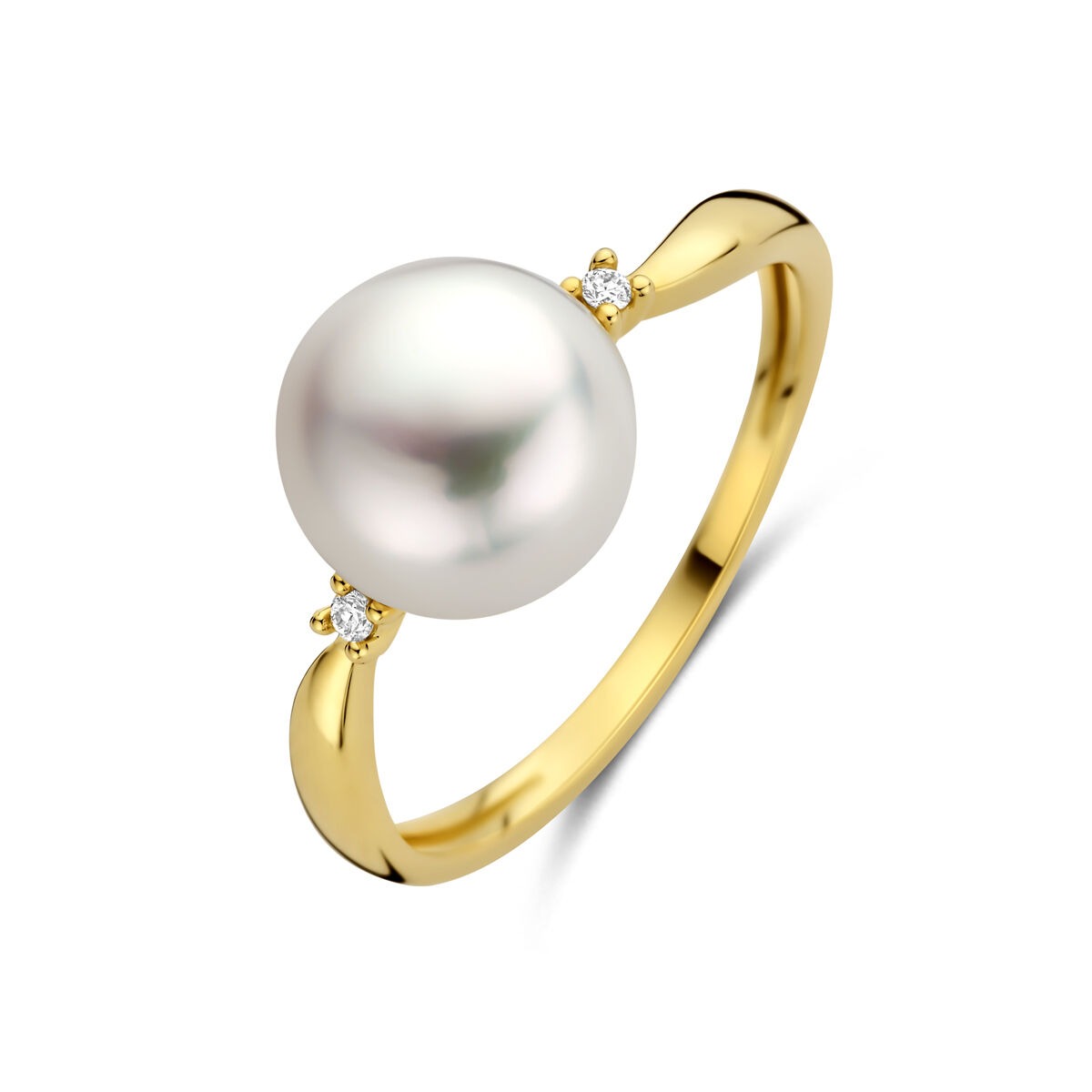 Gouden ring van 14k geelgoud met een grote parel en twee kleine diamanten aan weerszijden.