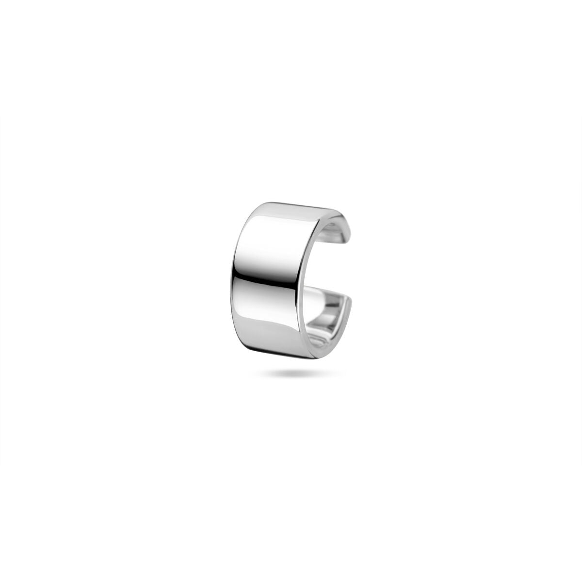 Zilveren ear cuff van gerhodineerd 925 zilver, met een strakke, glanzende afwerking en afmetingen van 11x5,5 mm.