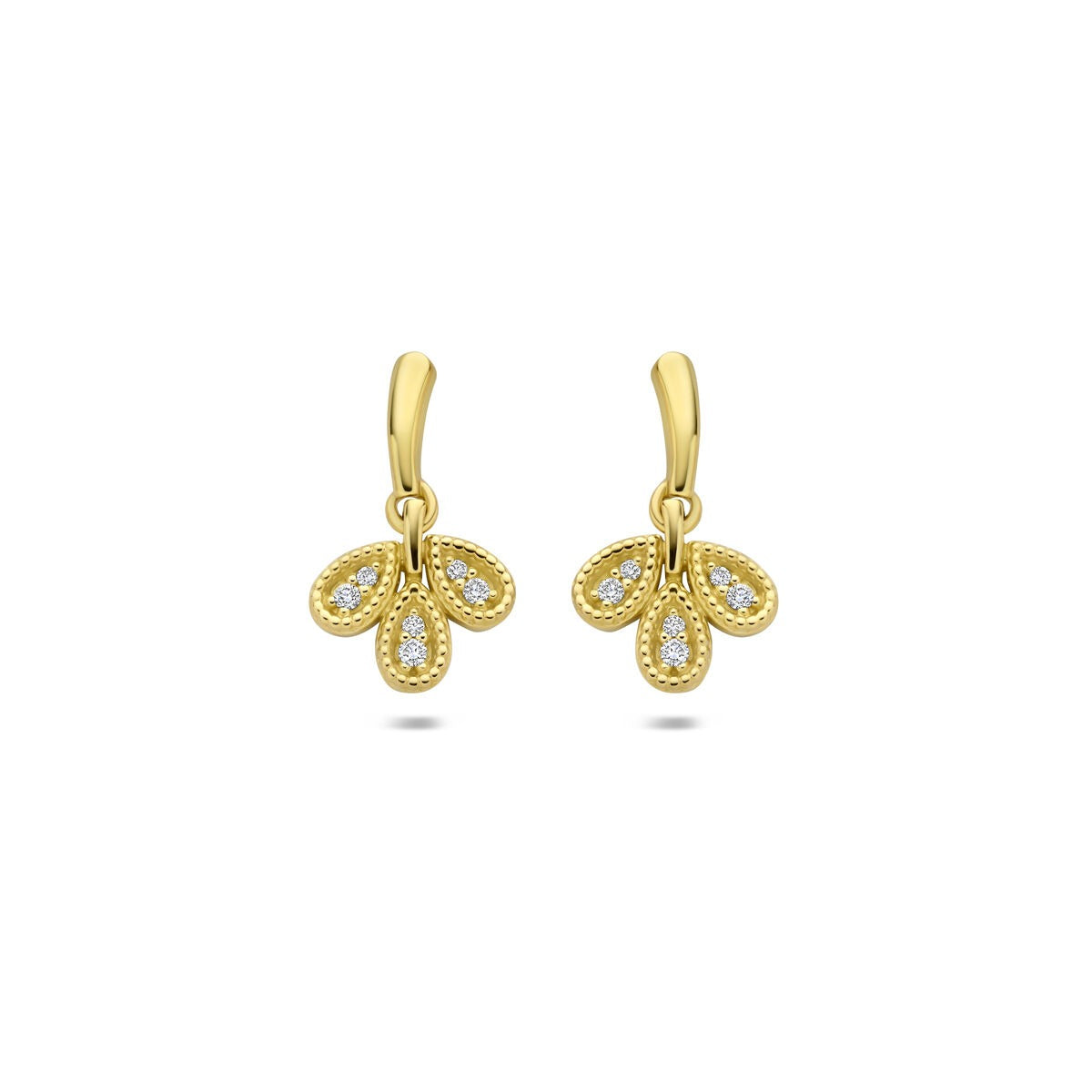 Gouden oorhangers van 14k geelgoud met drie bloemvormige elementen en kleine diamanten.