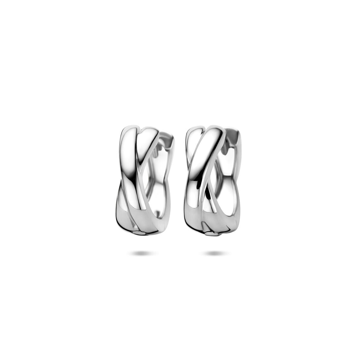 Zilveren klapoorringen met een modern, gedraaid ontwerp, afmetingen 15 x 5,5 mm.