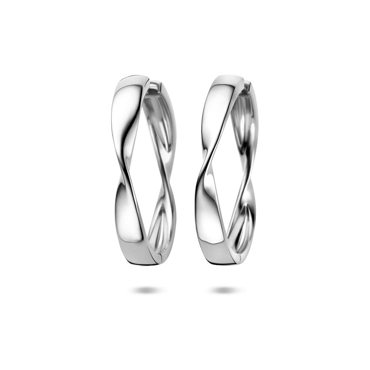 Zilveren klapoorringen met een gedraaid ontwerp, afmeting 40 x 5,5 mm.