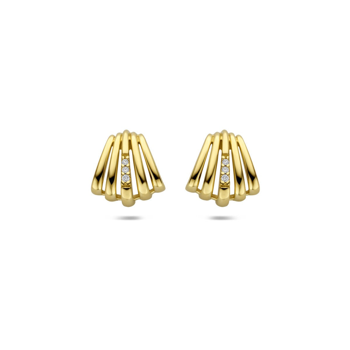Gouden stekeroorringen van 14k geelgoud met een gestreept ontwerp en drie kleine diamanten.