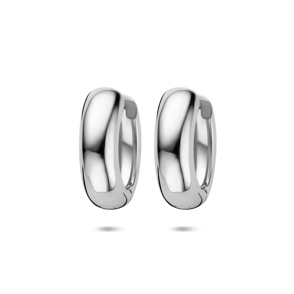 Zilveren klapoorringen met een gladde, glanzende afwerking, formaat 20 x 17 mm.