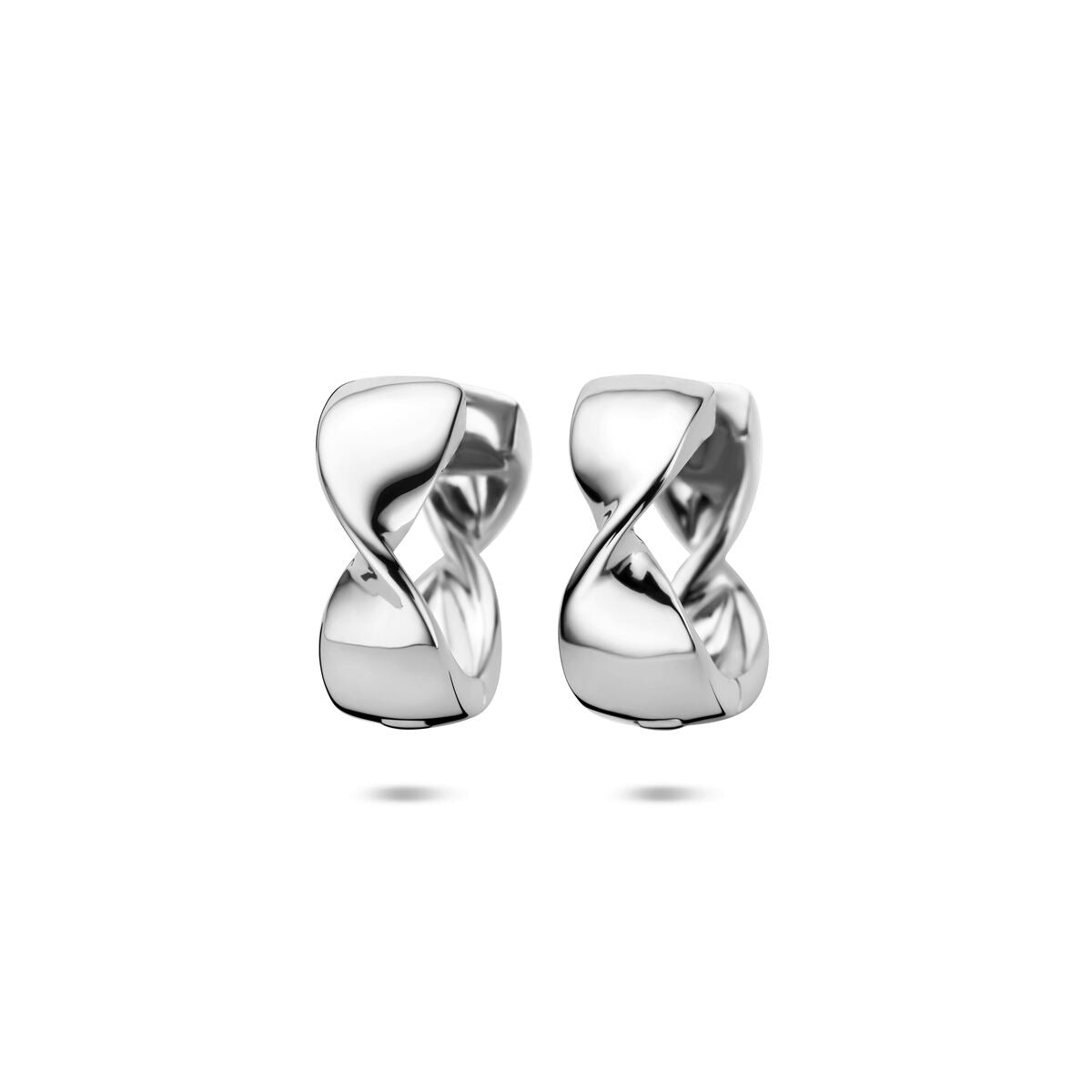 Zilveren klapoorringen met een moderne, golvende vorm, afmetingen 15 x 6 mm.