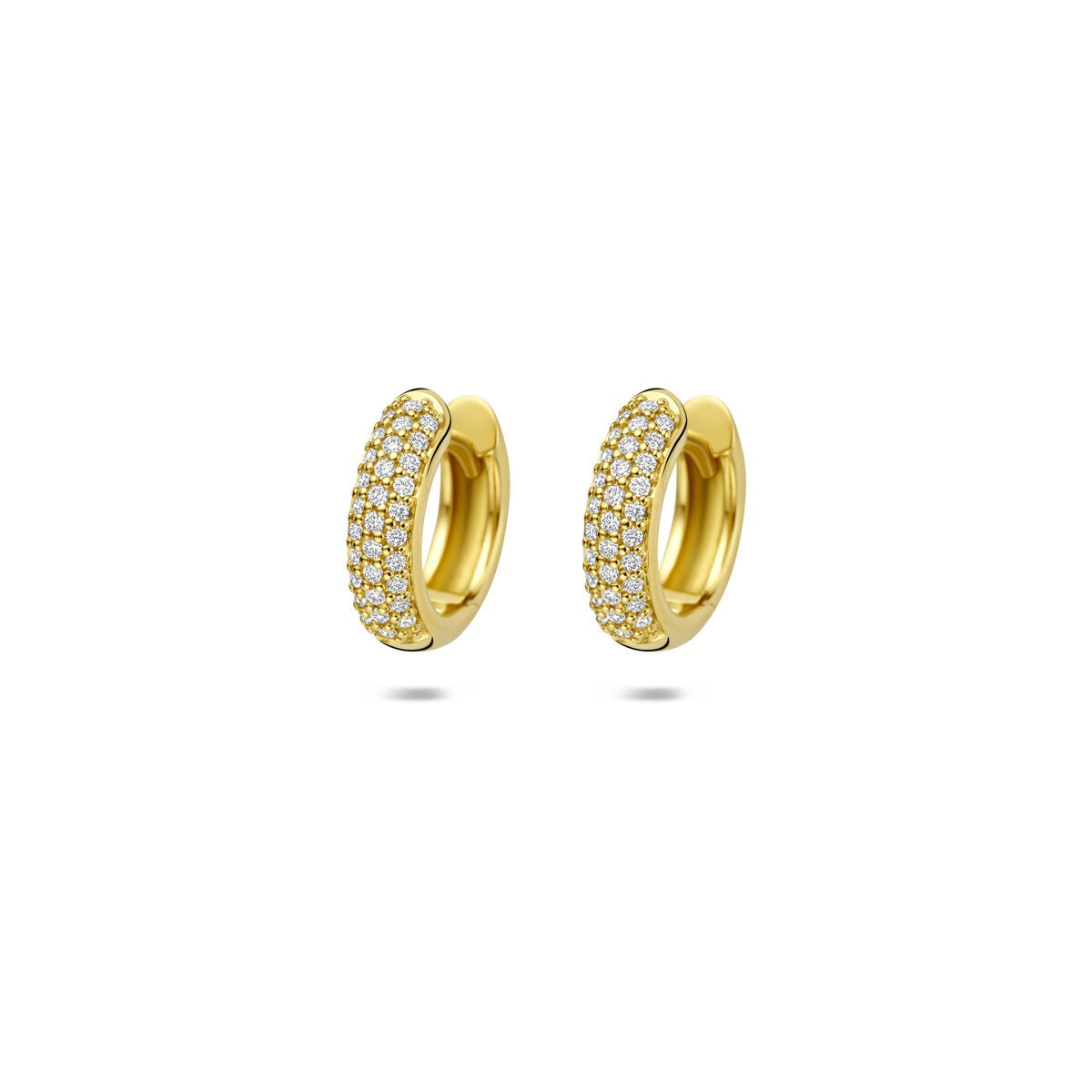 Geelgouden klapoorringen met een rij van kleine diamanten aan de voorkant.