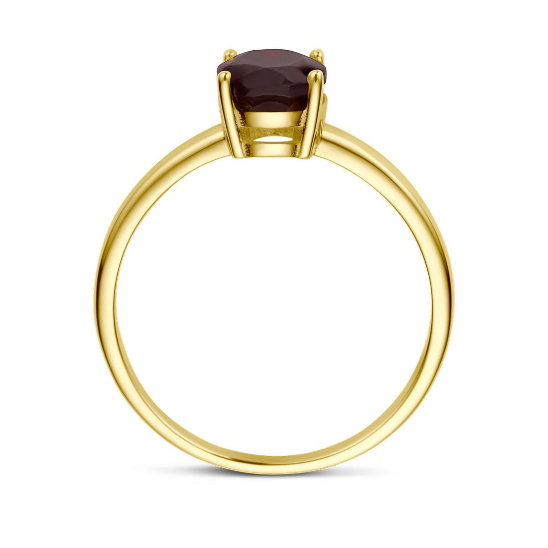 Een ring granaat 14K geelgoud uit de Van der Kooij Collectie met een enkele briolette granaat in elegante vierpoots solitaire zetting, zijaanzicht tegen een witte achtergrond.
