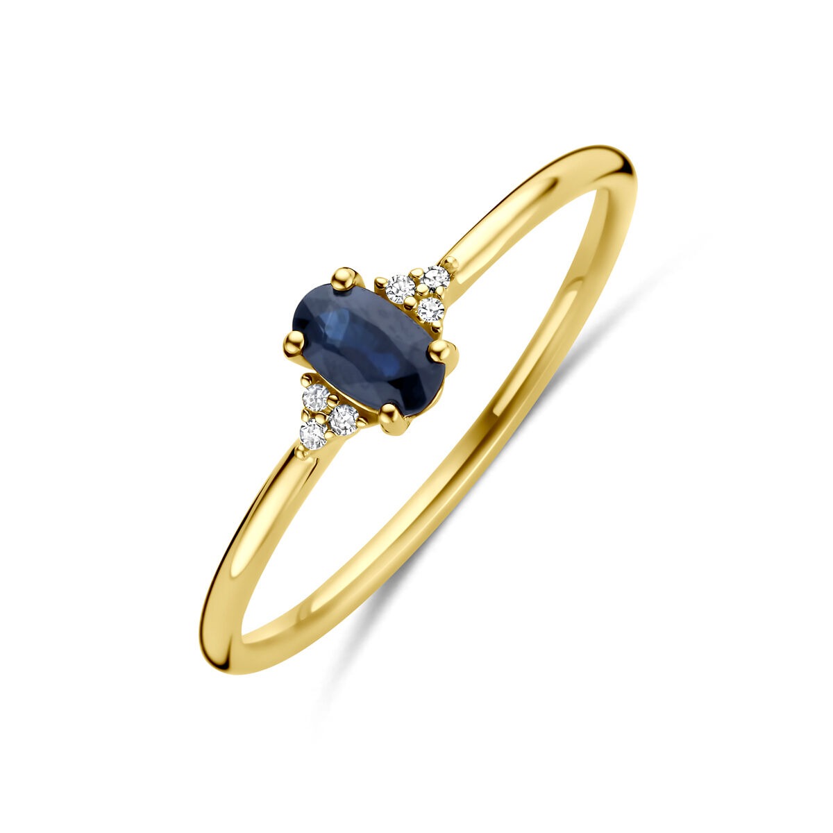 Gouden ring van 14k met een ovale saffier en drie kleine diamanten aan weerszijden.