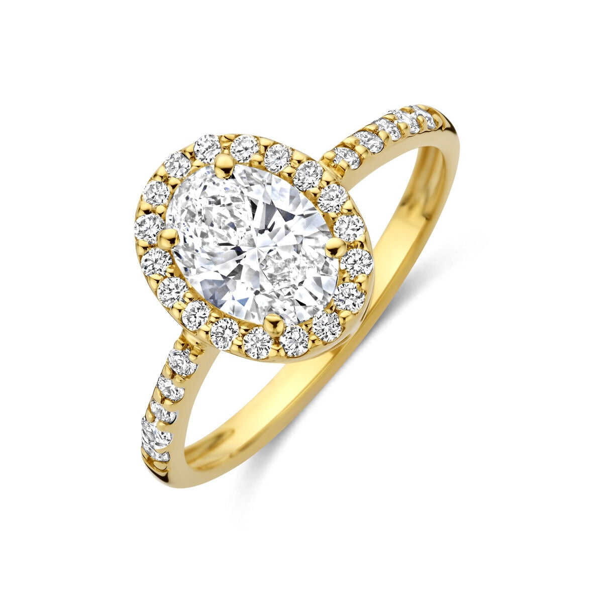 Geelgouden ring met ovale lab grown diamant, omringd door kleine steentjes op de band.