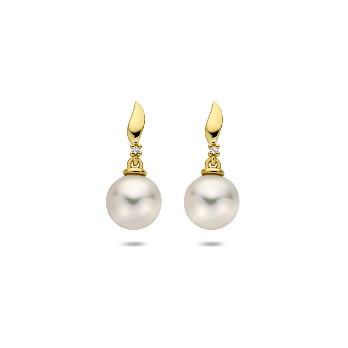 Gouden oorhangers van 14k geelgoud met een diamant en een parel als opvallende details.