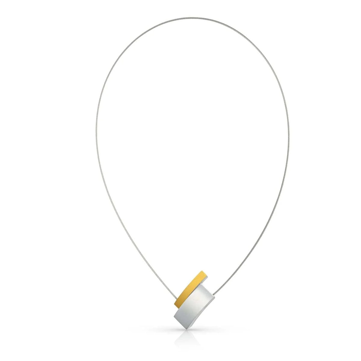 Goudkleurig collier met een ronde, zilverkleurige hanger en een gouden accent.