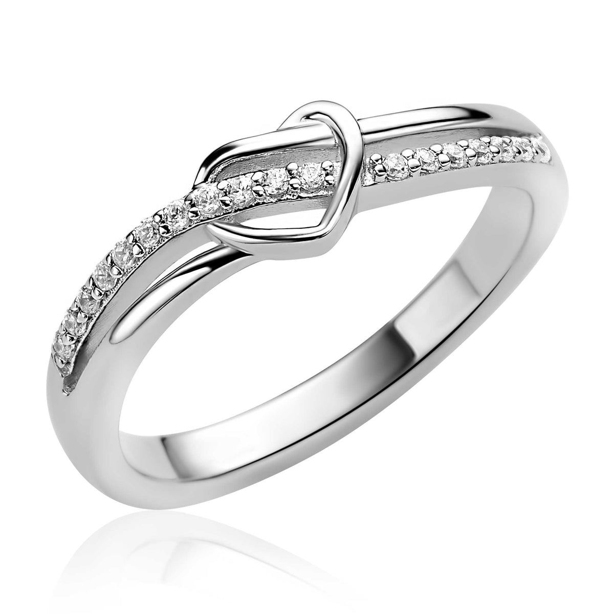 Zilveren ring met hartvormige details en een rij zirkonia's aan de bovenkant.