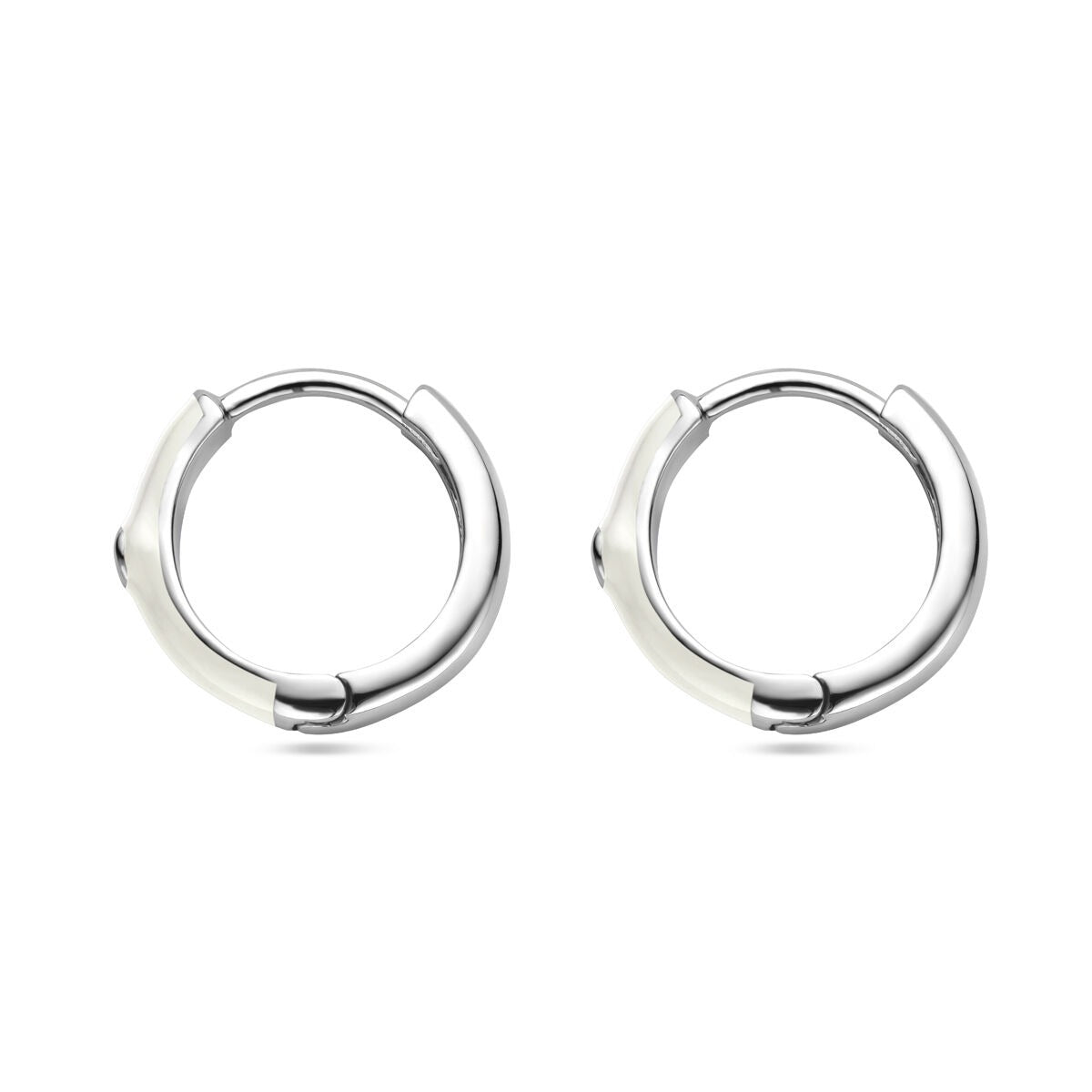 Zilveren klapoorringen van 15 mm met wit emaille en zirkonia, gerhodineerd afwerking.