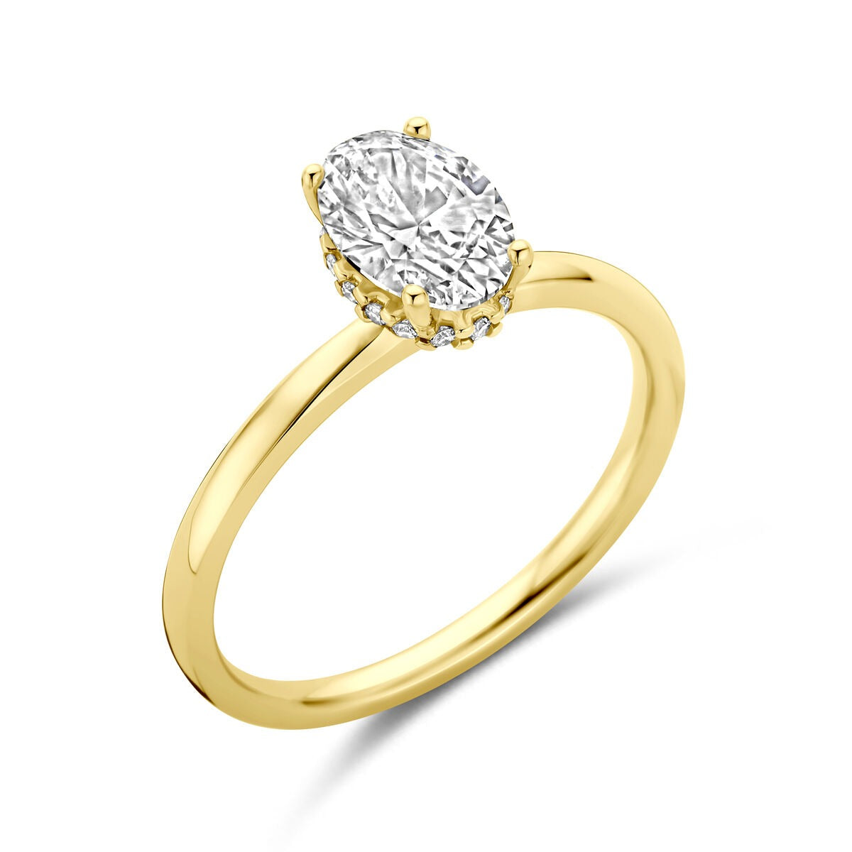 Geelgouden ring met een ovale lab grown diamant, gezet in een eenvoudige, glanzende band.