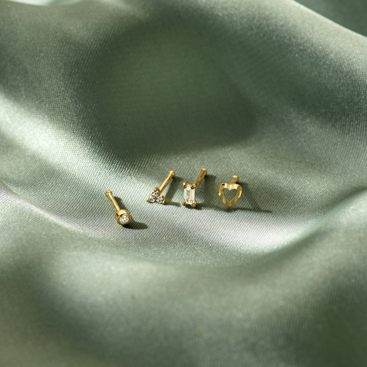 14k Geelgouden neusknopje met zirkonia in entourage zetting