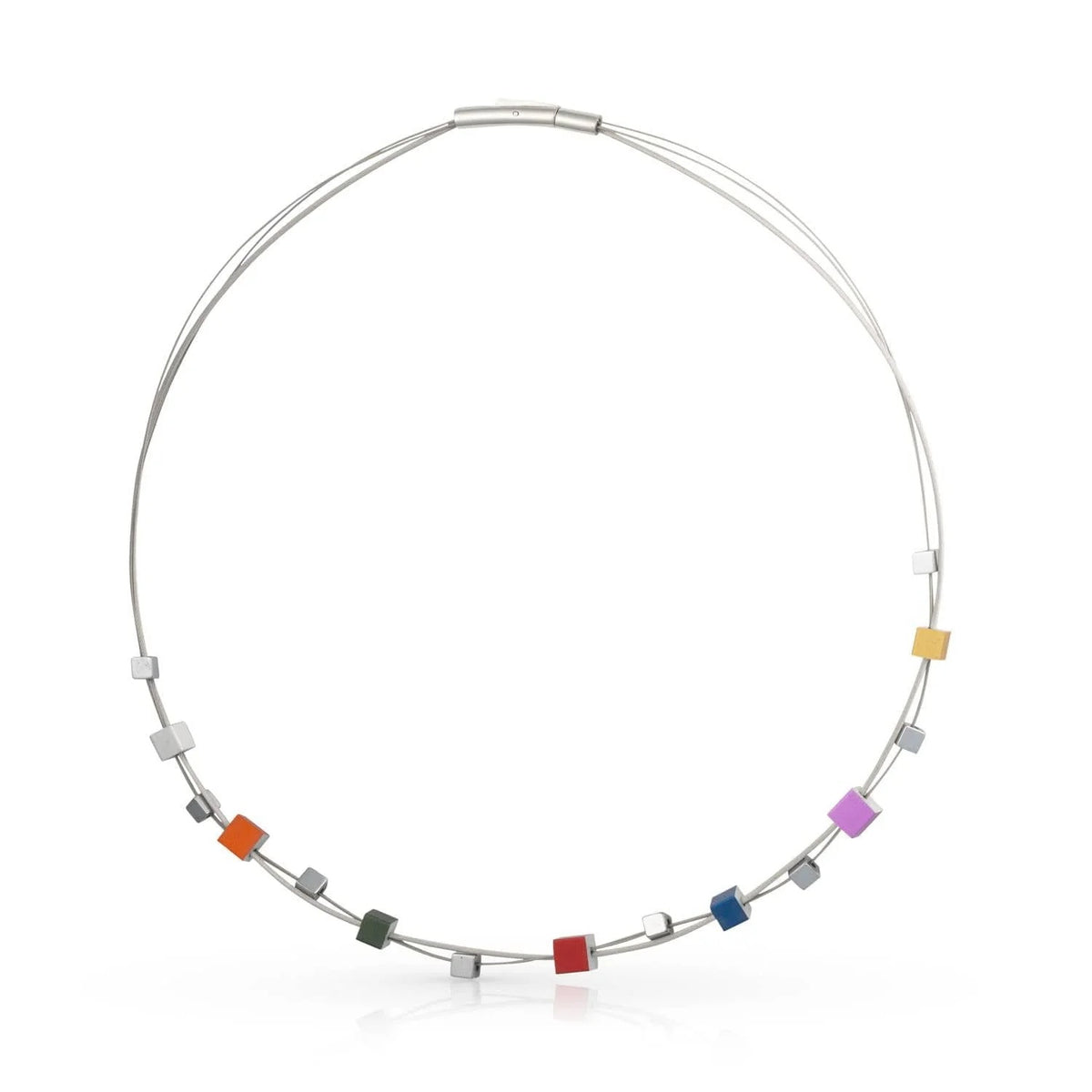 Zilveren collier met speelse, kleurrijke kubusjes in verschillende tinten.