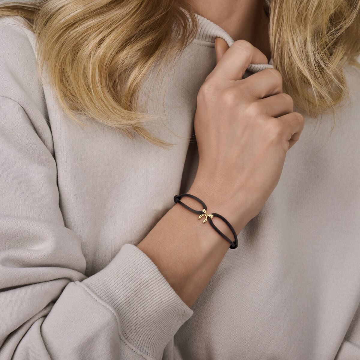 Zwart satijnen armband met 14k geelgouden strik