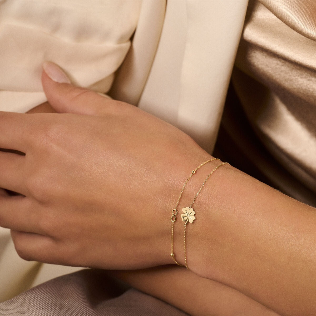 Geelgoudkleurige klaverarmband – 9k