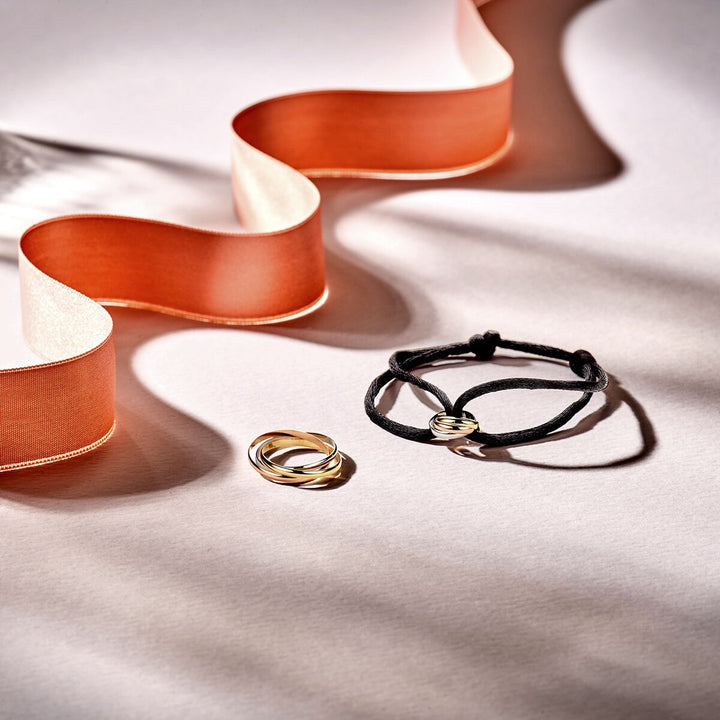 Zwart gevlochten dames armband met 14k tricolor gouden ringetjes – verstelbaar 13-26 cm