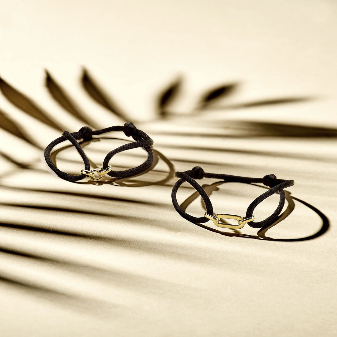 Zwart gevlochten dames armband met 14k geelgouden schakel – verstelbaar 13-26 cm